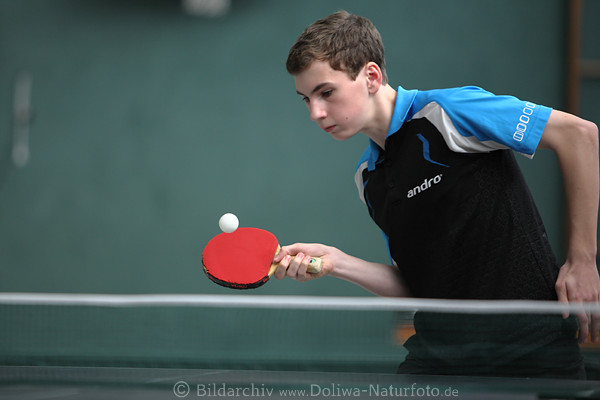 Vorhand Unterschnitt des Rouven Ribicki am Ball Foto Sportportrt Tischtennis Matchbild