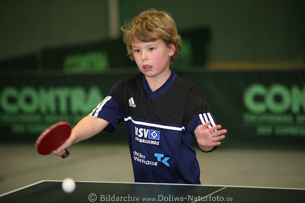 Bispinger Tischtennis-Schüler Erik am Ball in Aktion