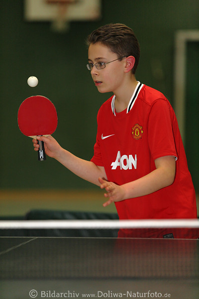 Max am Ball in Tischtennis-Aktion