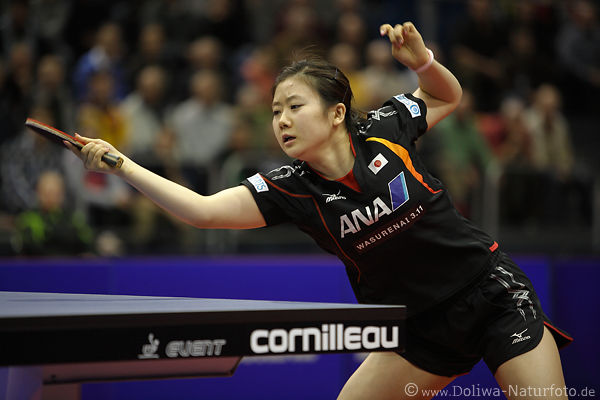 Ai Fukuhara Spielpose an Tischtennisplatte Japan Pingpongstar
