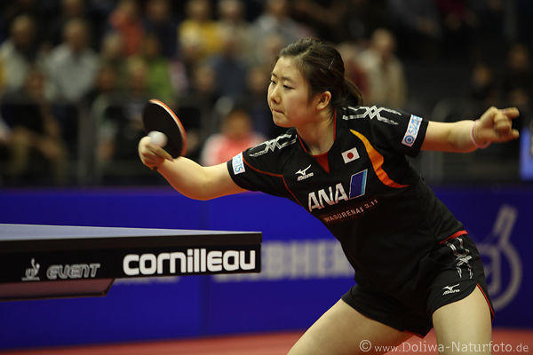 Ai Fukuhara Spielpose an Tischtennisplatte Japan Pingpongstar