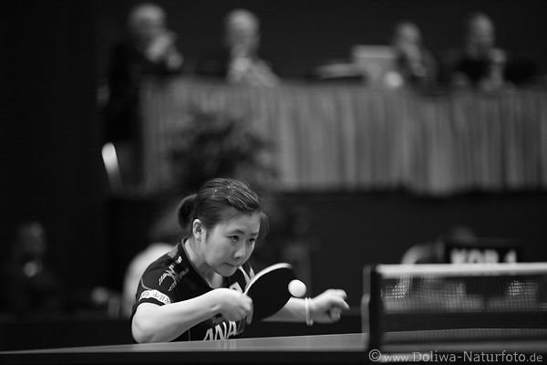 Schwarzwei Tischtennis von Ai Fukuhara Japan kleines Mdchen Ballspiel