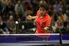 Guo-Yue h�bsches China-Star R�ckhand am Ball �ber Netz spielen Tischtennis-Photo