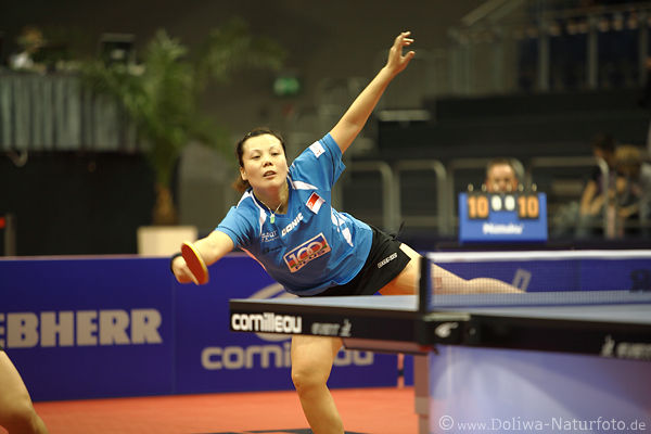 Wang-Yuegu - Singapur hbsches Mdchen Ballet am Tischtennisplatte