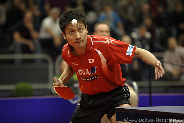 Japaner Yoshida Kaii Augen am Ball Tischtennis Aufschlag 
