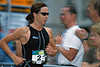 309002_ Triathlon Luferin Foto in Bewegungsunschrfe, Frau vor Bravo klatschenden Zuschauern in Bild
