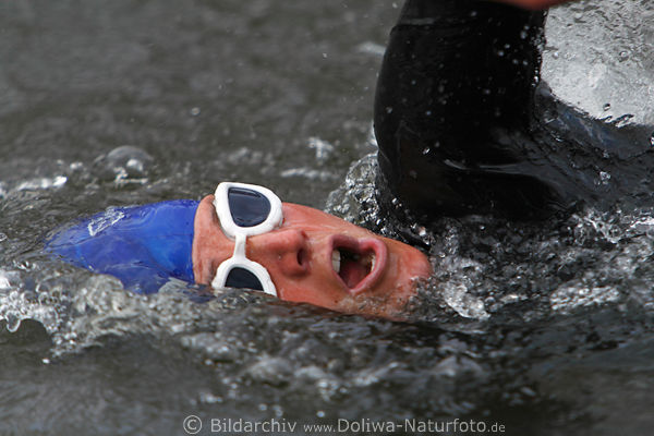 Triathlon Brillen-Schwimmer Gesicht in Wasser Dynamik Luft schnappen