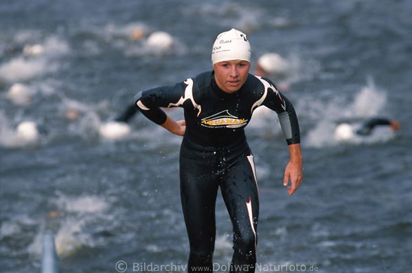 Beste Schwimmerin Profi-Triathletin vor Wasser kraulende Frauen