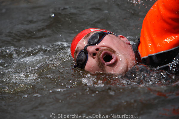 Triathlon Schwimmer Gesicht in Wasser Luft holen bei Kraulschwimmen Bewerb