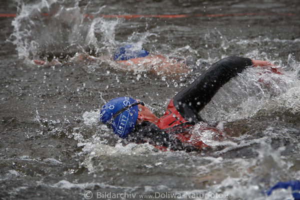 Triathlon Schwimmer Rcken im Wasser Kraul Freistil-schwimmen bei Regen in Hamburg-Alster