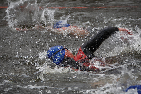 Triathlon Schwimmer Rücken im Wasser Kraul Freistil-schwimmen bei Regen in Hamburg-Alster
