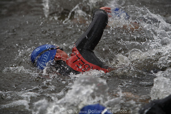 Triathlon-Kraulschwimmer in Regenwasser Foto Wettkampf Impression
