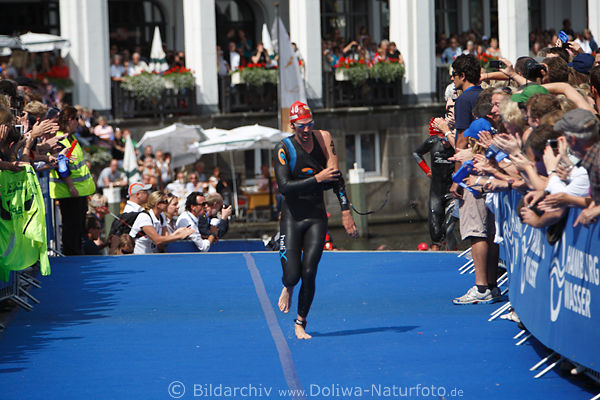 Australier Joshua Maeder in Hamburg Triathlon einer der besten Schwimmer in Publikumspalier auf Blauteppich