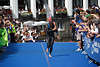 911124_ Australier Joshua Maeder Foto einer der besten Schwimmer in Publikumspalier auf Blauteppich