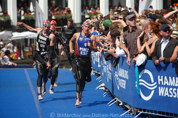 Triathlon WM-Wettbewerb Lufer Sebastian Rank + Jose Miguel Perez auf blauen Laufteppich vor Publikumspalier
