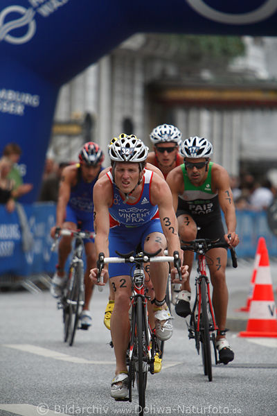 Triathlet Yohann Vincent Franzose vorne vor Radfahrer-Gruppe anfhrend