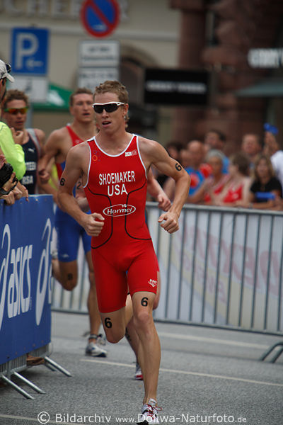 Triathlon-Sieger in Hamburg Shoemaker Jarrod USA Spitzenathlet in Laufkurve auf Laufstrecke