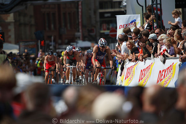 Triathlon WM Radrennen in Zuschauermenge: Spitzenfahrer Spanier Perez an blonder Frau vorbei rasend