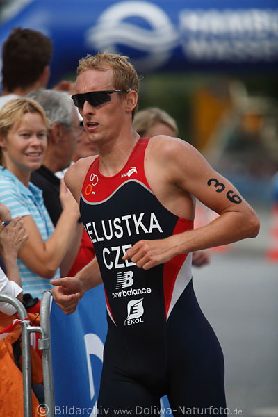 Triathlon WM: Jan Celustka Tschechien Athlete Lauf Nahportrt vor weiblichen Fans