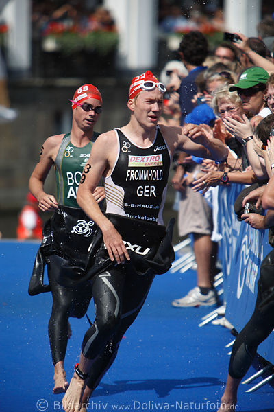 Triathlet Nils Frommhold in Laufkurve an klatschenden Zuschauer vor Australier Drew Box