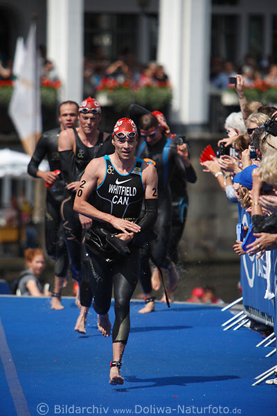 Simon Whitfield aus Kanada Triathlet in Lauf vor Alsterarkaden an begeisterten Zuschauer