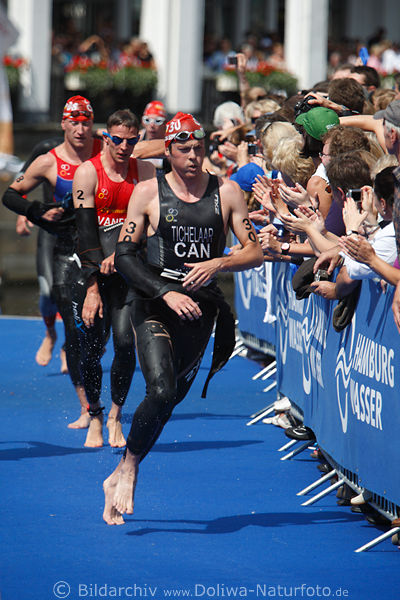 Triathlet Paul Tichelaar in Laufkurve an begeisterten Hamburger Zuschauer