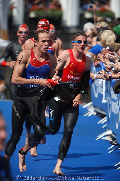 Triathlon Hamburg Wechselzone WM-Laufduell Russe Yulian Malyshev mit Ungarn Akos Vanek