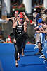 Triathlet mit Nr.1 Maik Petzold Foto Laufbild auf Blauteppich nach schwimmen in der Alster