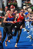 Russland Yulian Malyshev Sportfoto mit Ungarn Akos Vanek Triathlet in Lauf am Publikum