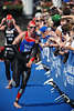 Ivan Vasiliev Foto Russland Triathlet  auf Blauteppich am Publikumspalier laufen nach schwimmen in Alster