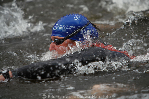 Triathlon-Schwimmer Kopf mit Blaukpchen in Wasser Hamburger Alster Wettkampf Sportbild