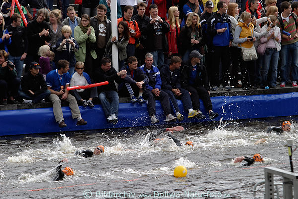 Spitzentriathletinnen schwimmen in Wasser Triathlon WM
