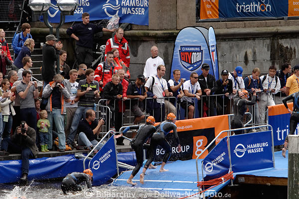 Triathlon WM Eliteathletinnen aus dem Wasser laufend am Rathaus in Hamburg