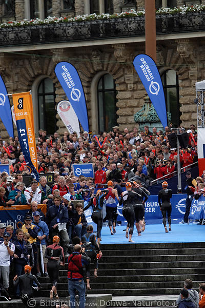 Triathlon Eliteathletinnen WM07 in Hamburg laufende Frauen vorm Rathaus-Tribne
