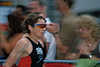 309001_ Triathlon Läuferin Bild Frau in Bewegungsunschärfe vor Hamburger Zuschauern am Laufstrecke