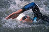 309007_ Triathlon Freistil-Schwimmer in Wasser Hand Arm hoch über Kopf kraulen seitlich atmen in Spritzwasser outdoor Ironman professional Image