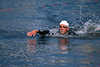309020_ Freistil-Schwimmer in Wasserspritzer ausgestreckte Hand frontal Triathlon-Dynamikbild