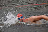 911086_ Triathlon Freistil-Schwimmer Foto in Alsterwasser mit blauer Brille schwimmen in Nahbild