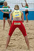Frau mit Geweih Tätowierung am Rücken auf Beach-Sand Volleyballspiel