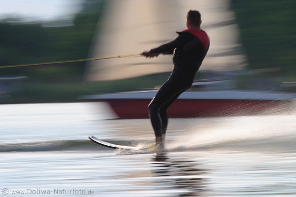 Wasserski Foto Mann Skifahrer Rauschtempo auf Wasserwelle gleiten