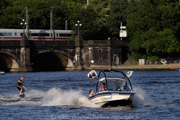 Wasserski Aktionfoto Skifahrer hinter Motorboot an Leine ber Wasser auf Brett gleiten