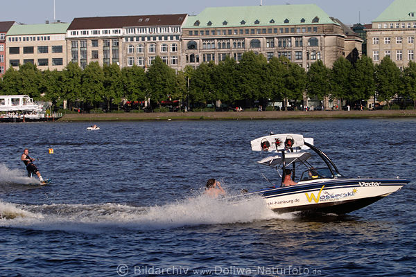 Wasserski Aktionfoto Skifahrer auf Brett ber Wasser in Rauschtempo gleiten hinter Motorboot