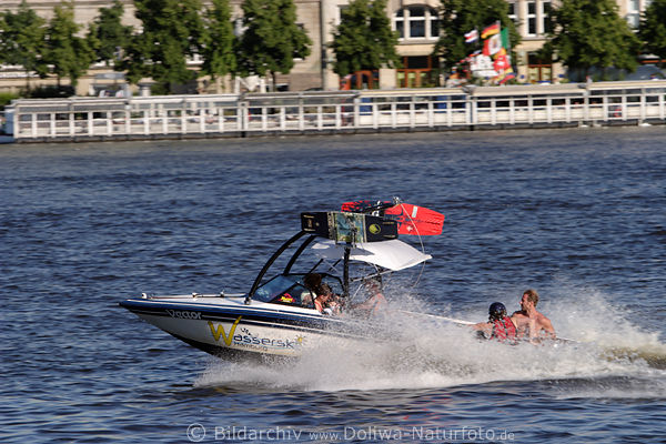 Motorboot Hamburger Wasserski Anbieter in Aktionfoto auf Alster Wasserwellen sausen