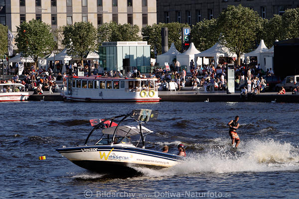 Wasserski Dynamikfahrt Foto in Binnenalster auf Brett entlang Jungfernstieg Schiffe