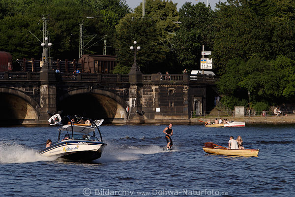 Wasserski Bilder, Skifahrer gleiten ber Wasser Wellen an Leine hinter Motorboot