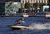 605068_ Wasserski Dynamik Fotografie an Binnenalster, Wasserskifahrer auf Brett gleiten über Wasser