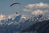 1202699_ Gleitschirmflug Bild über Gipfel Jof di Montasio Julische Alpen Bergpanorama Gartnerkofel Foto
