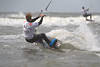 Multivan Kitesurf Masters Fotos Surfer Paar auf Brett über Gischt Wasserwellen brettern