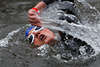 911110_ Schwimmen mit Leidenschaft Foto Freistil-Schwimmer dynamisch Wasser an der Hand ziehen
