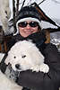 Weisser Berghund Hundeblick Foto in FrauenArm junger Rettungshund dicker großer Kopf Winterbild